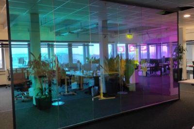 Dichroitische Glasdesignfolie - farbige Folie, die je nach Blickwinkel und Lichteinfall ihre Farbe wechselt.