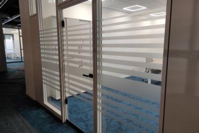 Dekorfolie - teildurchsichtigen Sichschutz für eine individuelle Glasgestaltung.