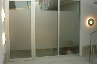 Sichtschutzfolie und Milchglasfolie - perfekter Sichtschutz für Fenster, Türen und Glaswände mit eleganter Optik.