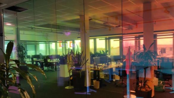 Transparente dichroitische Folie mit wechselnden Farbverlauf je nach Blickwinkel und Lichteinfall