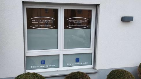 Sichtschutzfolie kombiniert mit Beschriftung für eine Fußpflegepraxis als Sichtschutz