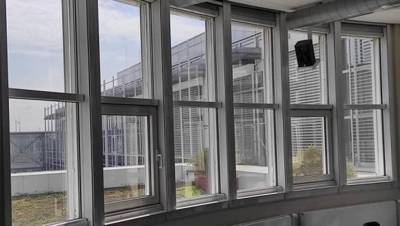 Energiesparfolie oder Isolierfolie für einen effektiven Sonnenschutz, UV-Schutz und Schutz vor heizwärmeverlust im Winter für ein Firmengebäude in Mainz
