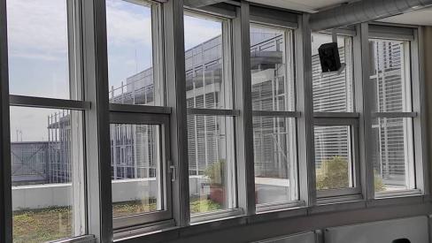 Energiesparfolie oder Isolierfolie für einen effektiven Sonnenschutz, UV-Schutz und Schutz vor heizwärmeverlust im Winter für ein Firmengebäude in Mainz