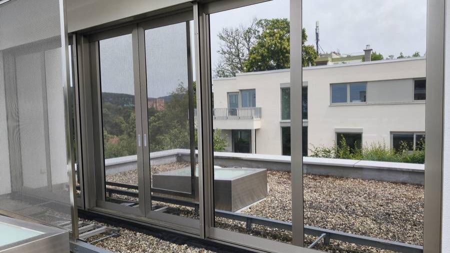 Große Fensterflächen mit Spiegelfolie gegen Hitze