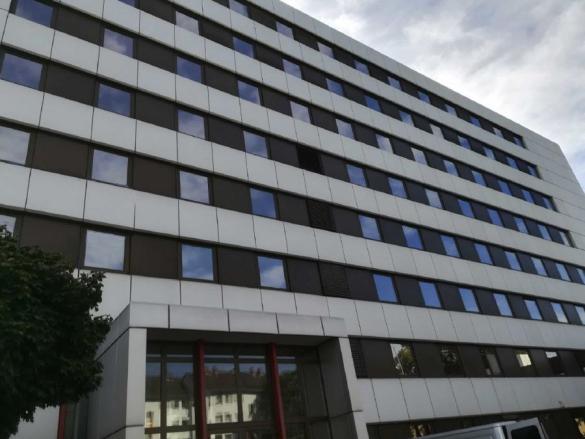 Sonnenschutzfolie für optimalen Schutz vor Hitze und UV-Strahlung für ein Bürogebäude in Mainz.