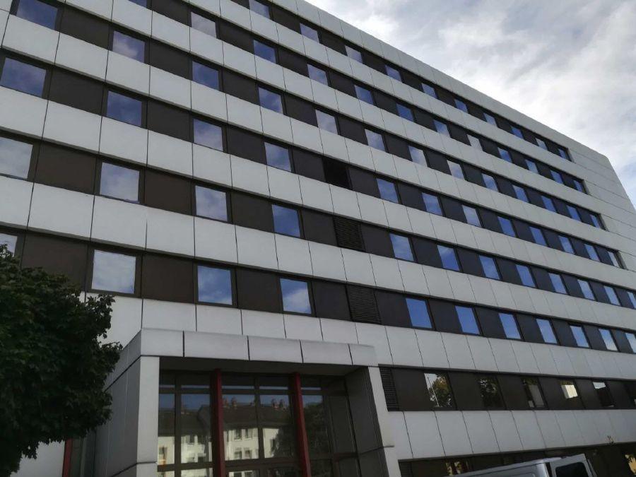 Sonnenschutzfolie für optimalen Schutz vor Hitze und UV-Strahlung für ein Bürogebäude in Mainz.