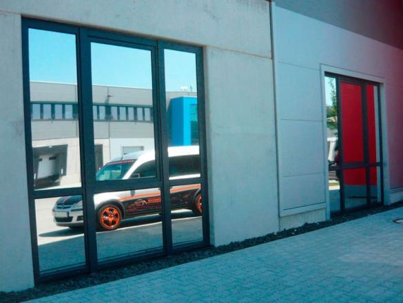 Sonnenschutzfolie - Spiegelfolie für perfekten Sonnenschutz, UV-Schutz und Schutz vor unerwünschten Blicken von außen an Bürofenster in Wiesbaden