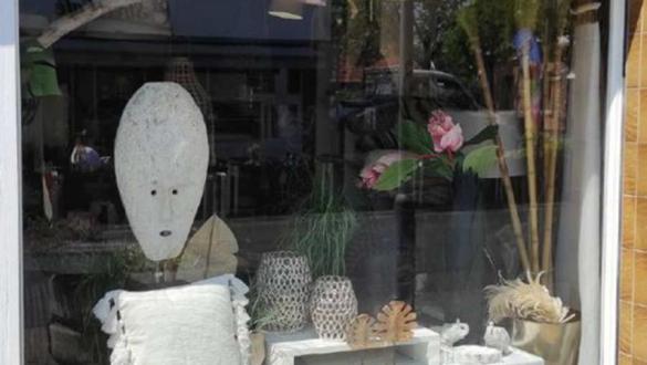 UV-Schutzfolie gegen ausbleichen und vergilben der Auslegware in einem Schaufenster in Mainz.