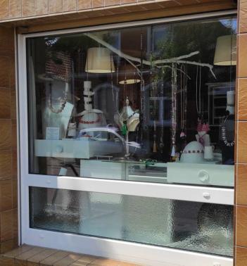 UV-Schutzfolie hochtransparent Schutzfolie mit 99% UV-Schutz für ein Schaufenster in Mainz.